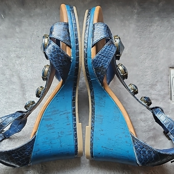 Libby Edelman Python Embossed Blue Sandals - Picture 4 of 7